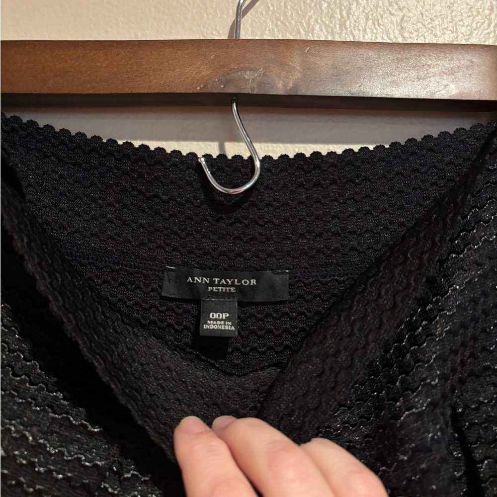 Ann Taylor Black Textured A-Line Pleated Mini Skirt, size 00, Elastic Waist - Picture 4 of 7